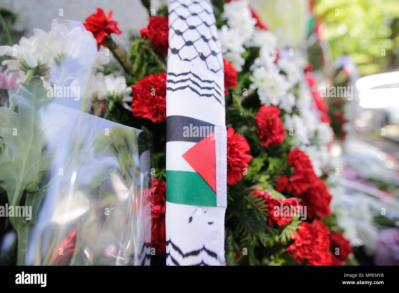 Les fleurs avec le drapeau palestinien et des bougies sur le trottoir Banque D'Images