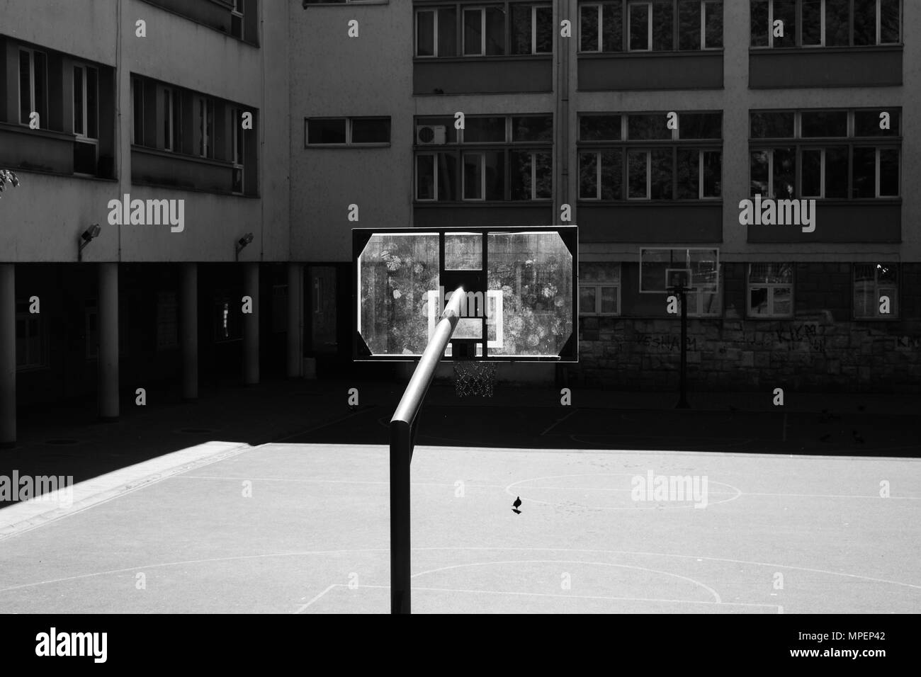 Piscine en plein air de basket dans la cour de l'école. Photo en noir et blanc. Milieu urbain. Banque D'Images