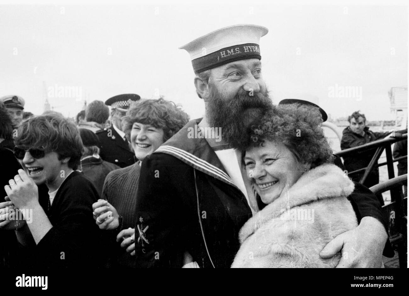 LE MARIN PETER ASHTON EST ACCUEILLI PAR SA FEMME MAVIS DE PORTSMOUTH LORSQUE LE HMS HYDRA EST RETOURNÉ À PORTSMOUTH DEPUIS LES MALOUINES GUERRE 1982 Banque D'Images