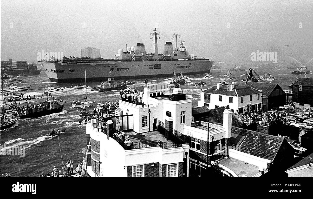 HMS INVINCIBLE RETOURNE À PORTSMOUTH DEPUIS LES MALOUINES. 1982 Banque D'Images