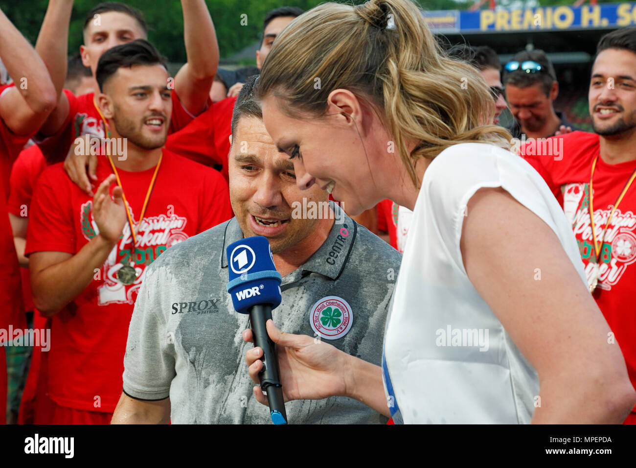 Sports, football, coupe du Bas Rhin, 2017-2018, final, poste d'Oberhausen  vs Rot Weiss Essen 2:1, stade Niederrhein Oberhausen, entraîneur-chef Mike  Terranova (RWO) avec winners cup interviewé par ARD présentatrice WDR Julia  Scharf