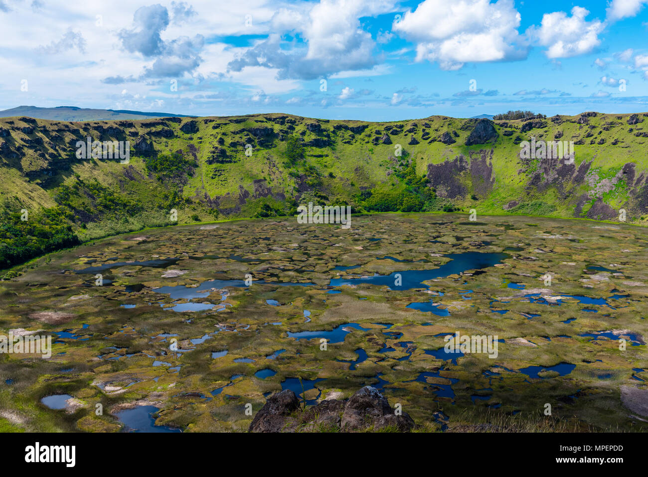 En regardant le lac à l'intérieur du cratère du volcan Rano Kau sur l'île de Pâques. Banque D'Images