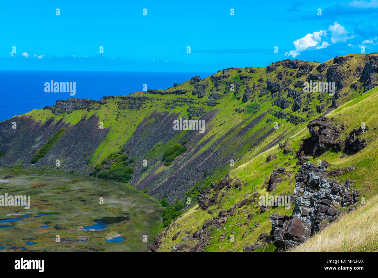 À la recherche dans le cratère du Rano Kau disparue sur l'île de Pâques de cratère Banque D'Images