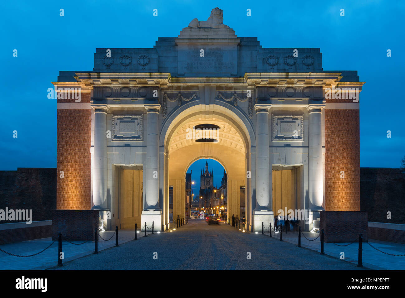 Porte de Menin éclairé à l'aube, Arc de Triomphe, monument commémoratif de guerre britannique de la Première Guerre mondiale, Ypres, Flandre occidentale, Belgique Banque D'Images