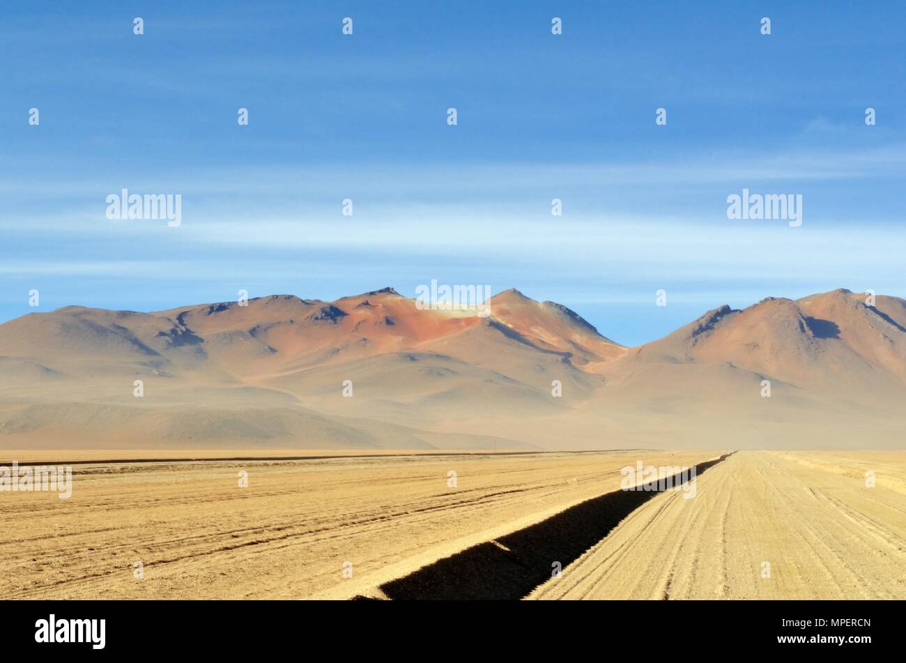 Paysage et route asfalt, Uyuni, Bolivie Banque D'Images