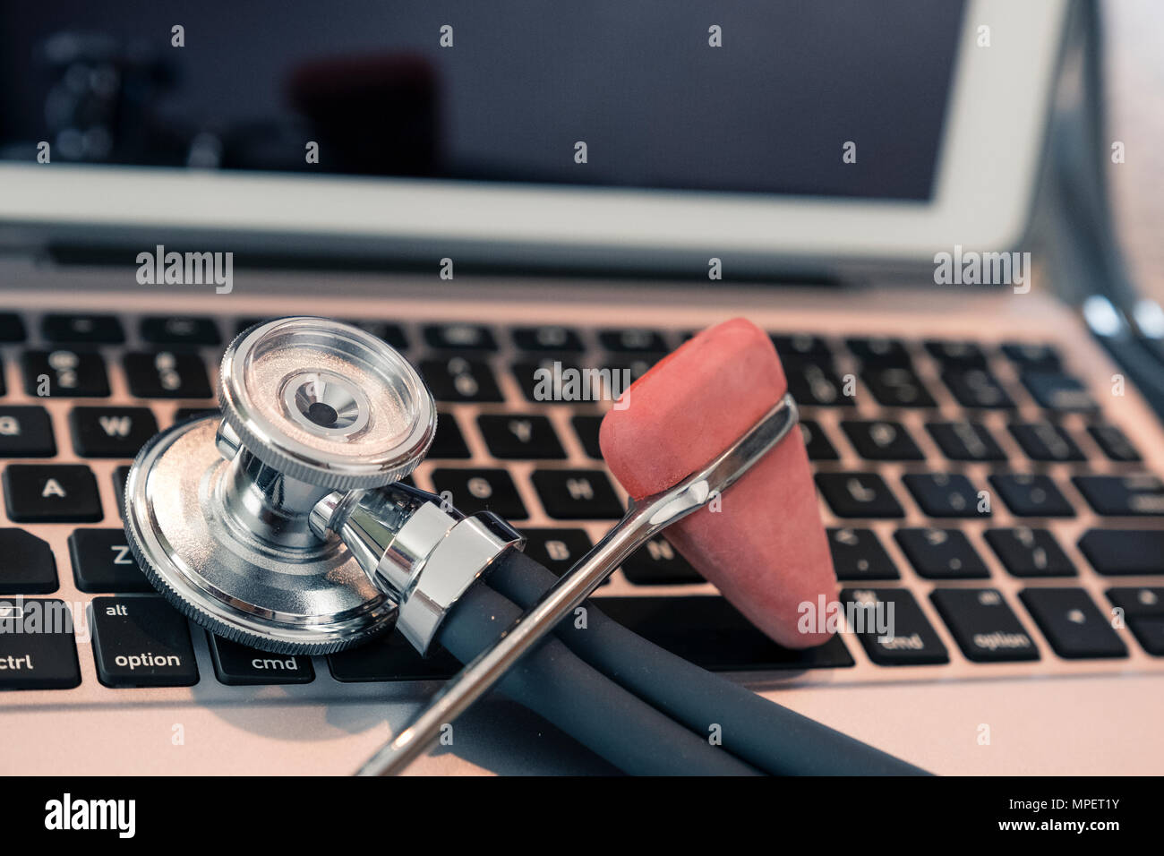 Stéthoscope et marteau à réflexe sur comptoir clavier prêt à l'emploi et l'entrée de données par un professionnel de Banque D'Images
