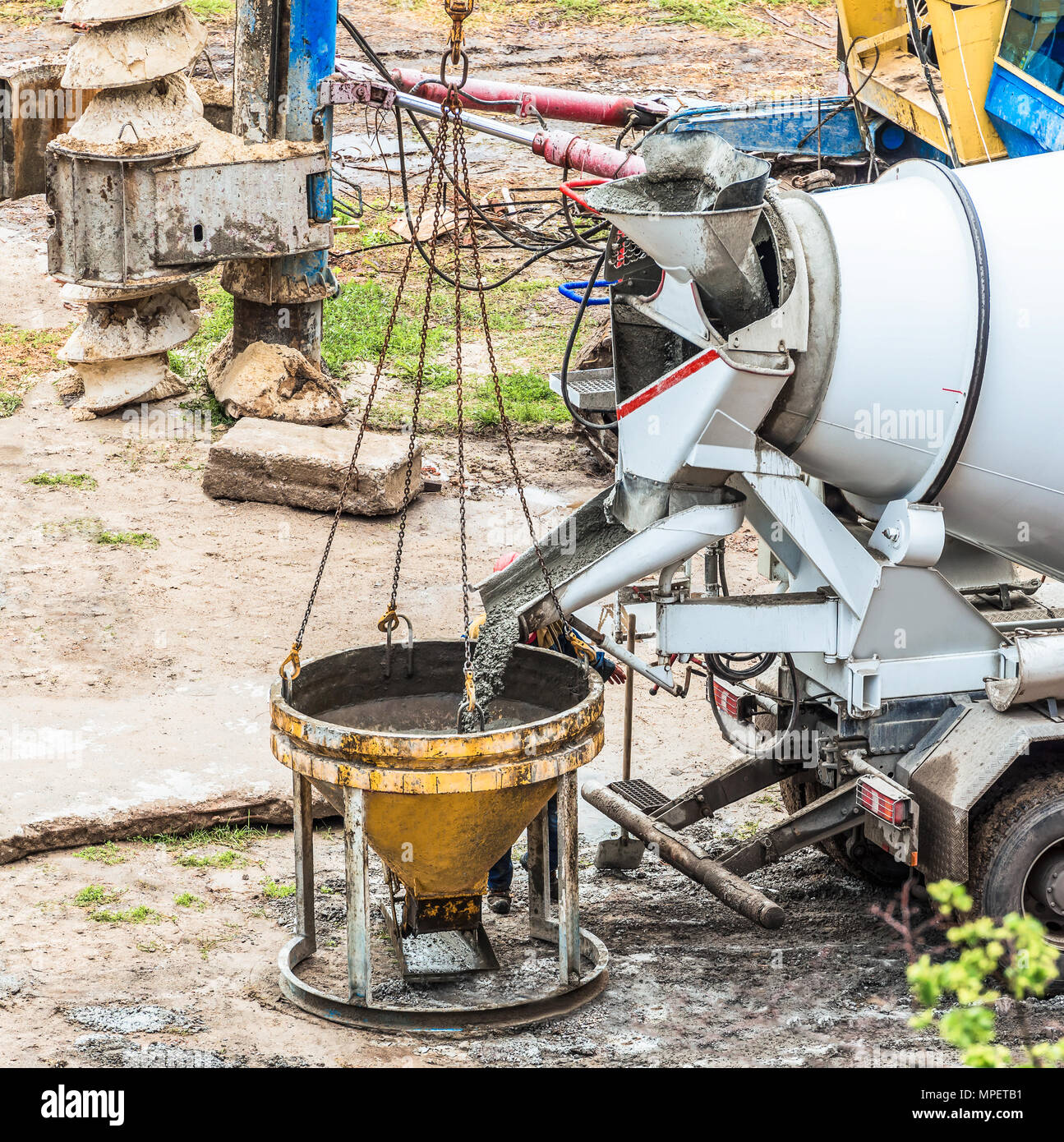 Bétonnière sur le chantier de décharge du béton Photo Stock - Alamy