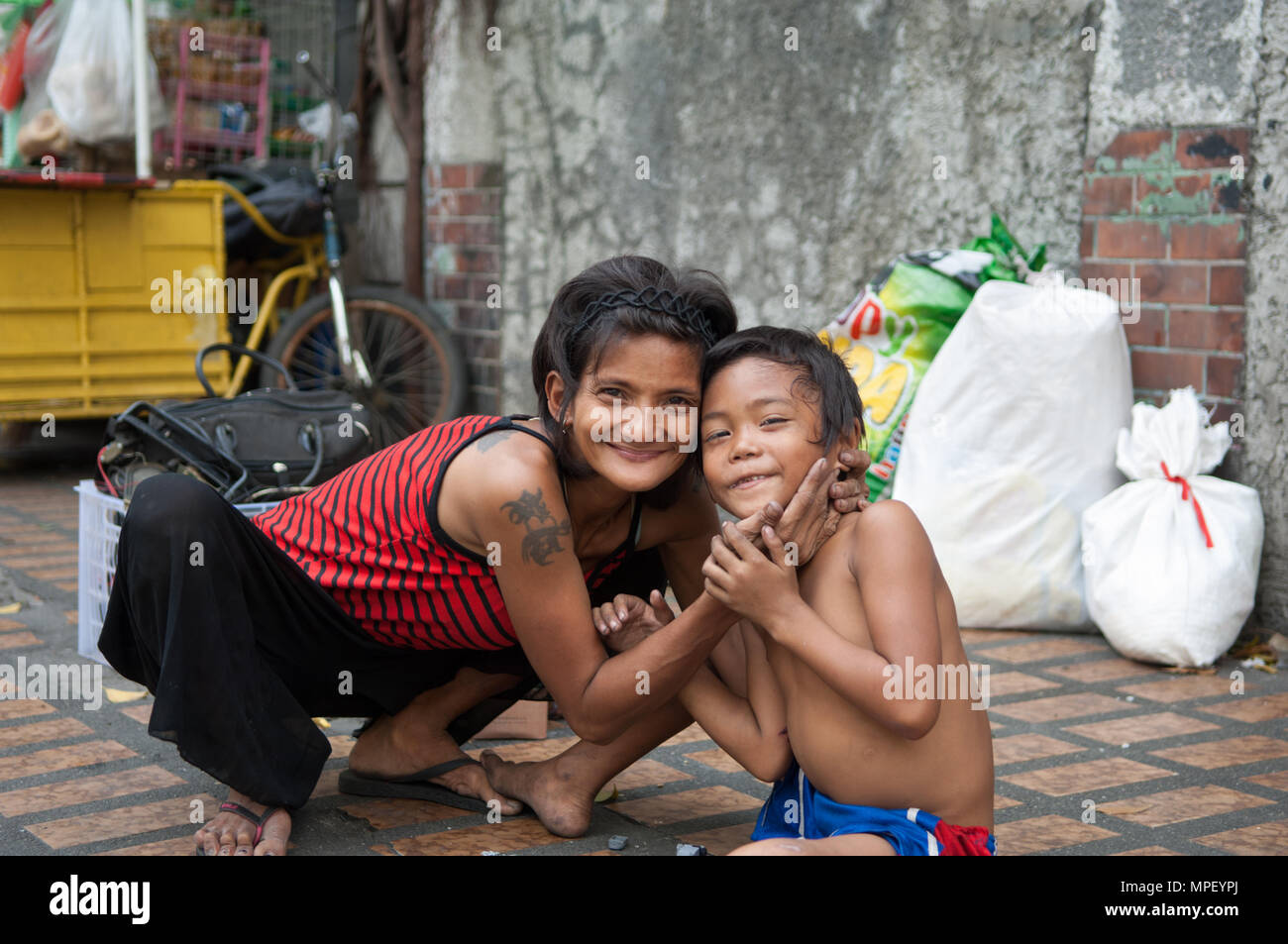 Un sans-abri la mère et l'enfant, Manille, Philippines Banque D'Images