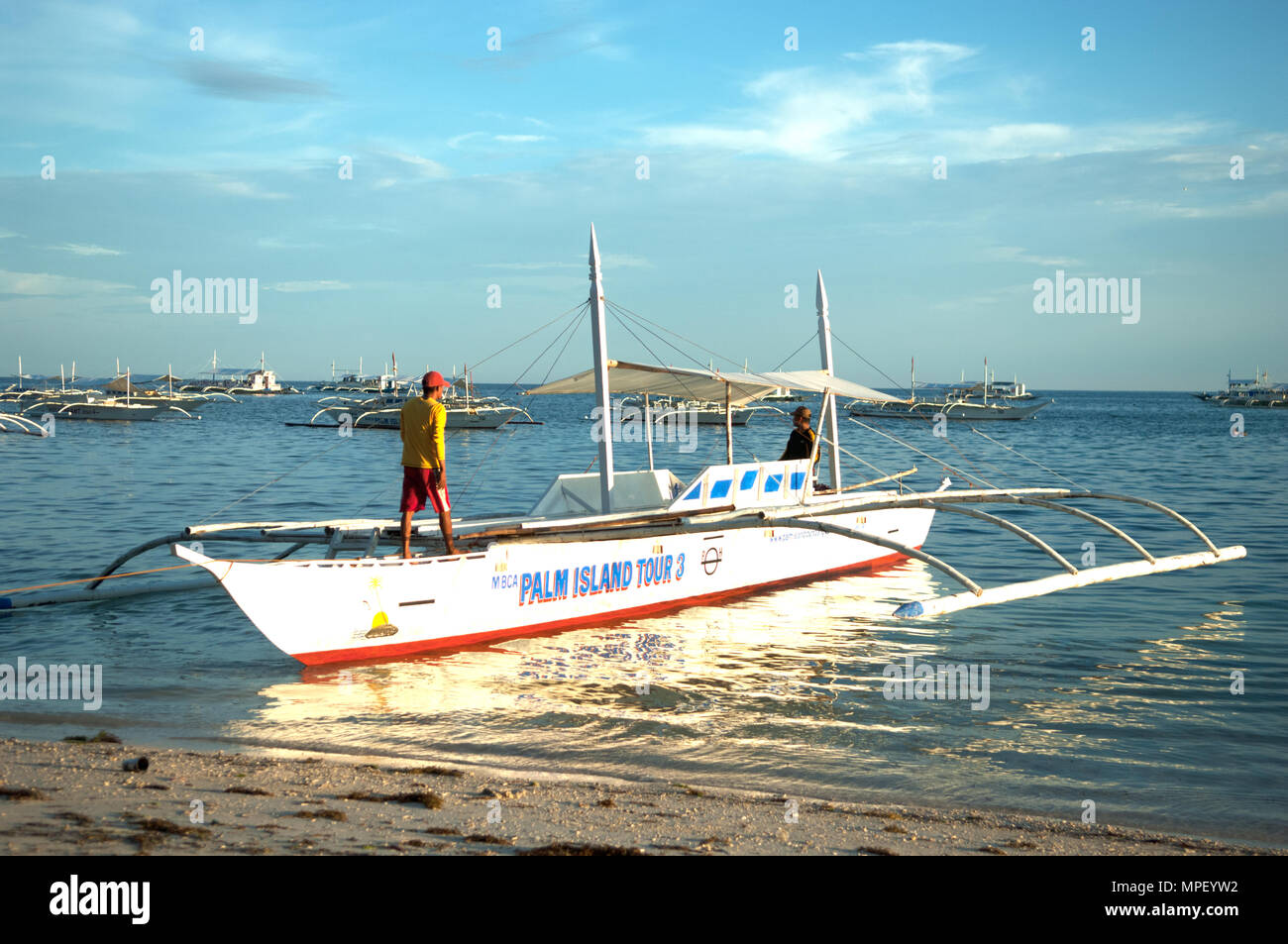 Un outrigger bateau, Alona Beach, Bohol, Philippines Banque D'Images