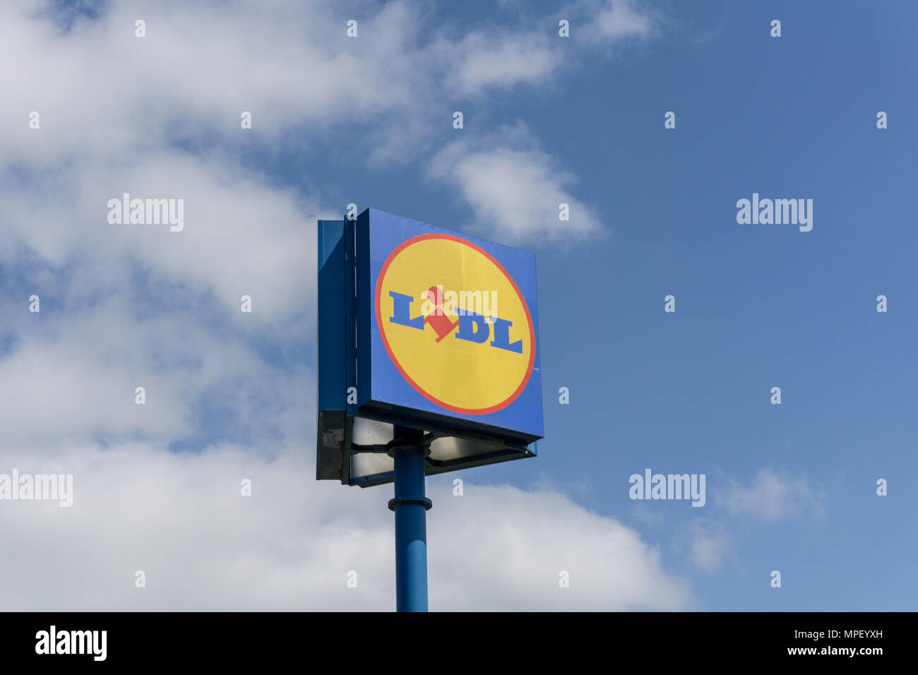 Signe pour le supermarché allemand Lidl, contre un ciel bleu, Rushden, Northamptonshire, Angleterre Banque D'Images