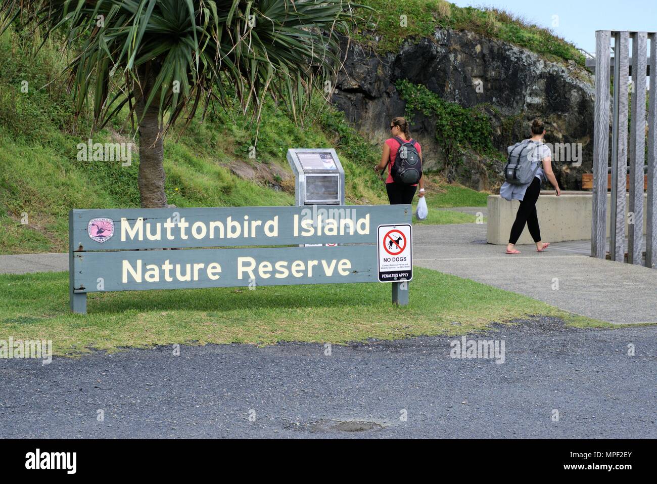 Femme deux touristes à Muttonbird Island Nature Reserve à Coffs Harbour, Australie Banque D'Images