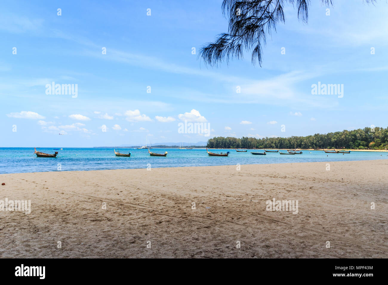 Longue queue bateaux amarrés dans Nai Yang Beach, Phuket, Thailand Banque D'Images