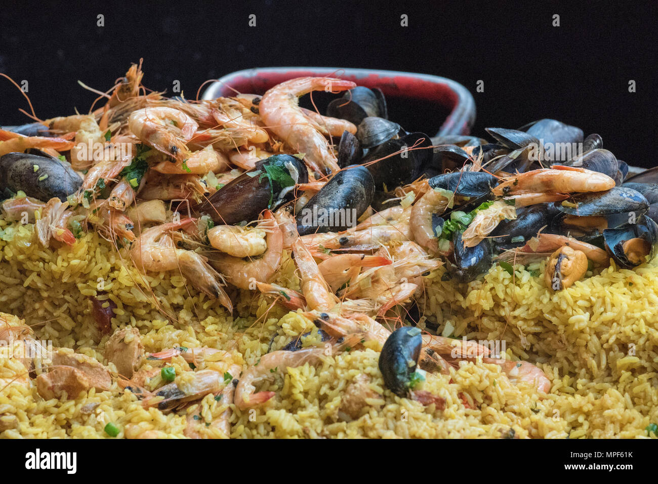 Un grand pan de la cuisson de la paella à emporter sur world street food à Borough Market, dans le centre de Londres. La cuisine espagnole et les plat de fruits de mer. Banque D'Images