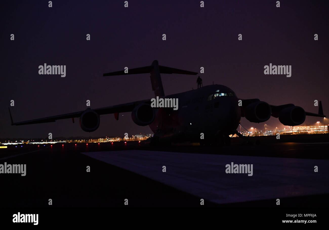 Kody Senior Airman Hatch, 721e Escadron de maintenance d'aéronefs technicien/technicienne en systèmes de carburant d'aéronefs, promenades en haut de C-17 Globemaster III pour inspecter un certain nombre de quatre grands réservoir réparation fuite à Cologne, Allemagne, le 10 février 2017. Berline et un autre cochon aviateur appliqué mastic pour l'étanchéité et le laisser guérir pendant une heure. (U.S. Photo de l'Armée de l'air par la Haute Airman Tryphena Mayhugh) Banque D'Images