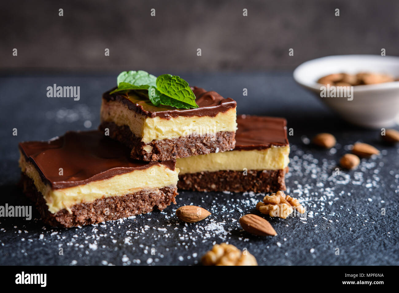Nanaimo Dessert Traditionnel Canadien Avec Les Miettes De Gaufrettes D Amande De Noix Et De Cacao La Couche De Remplissage Creme Vanille Et Chocolat Topping Photo Stock Alamy
