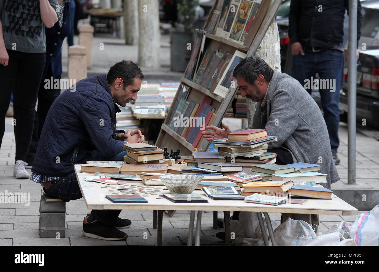 Les hommes jouant aux échecs dans la rue à Tbilissi Banque D'Images