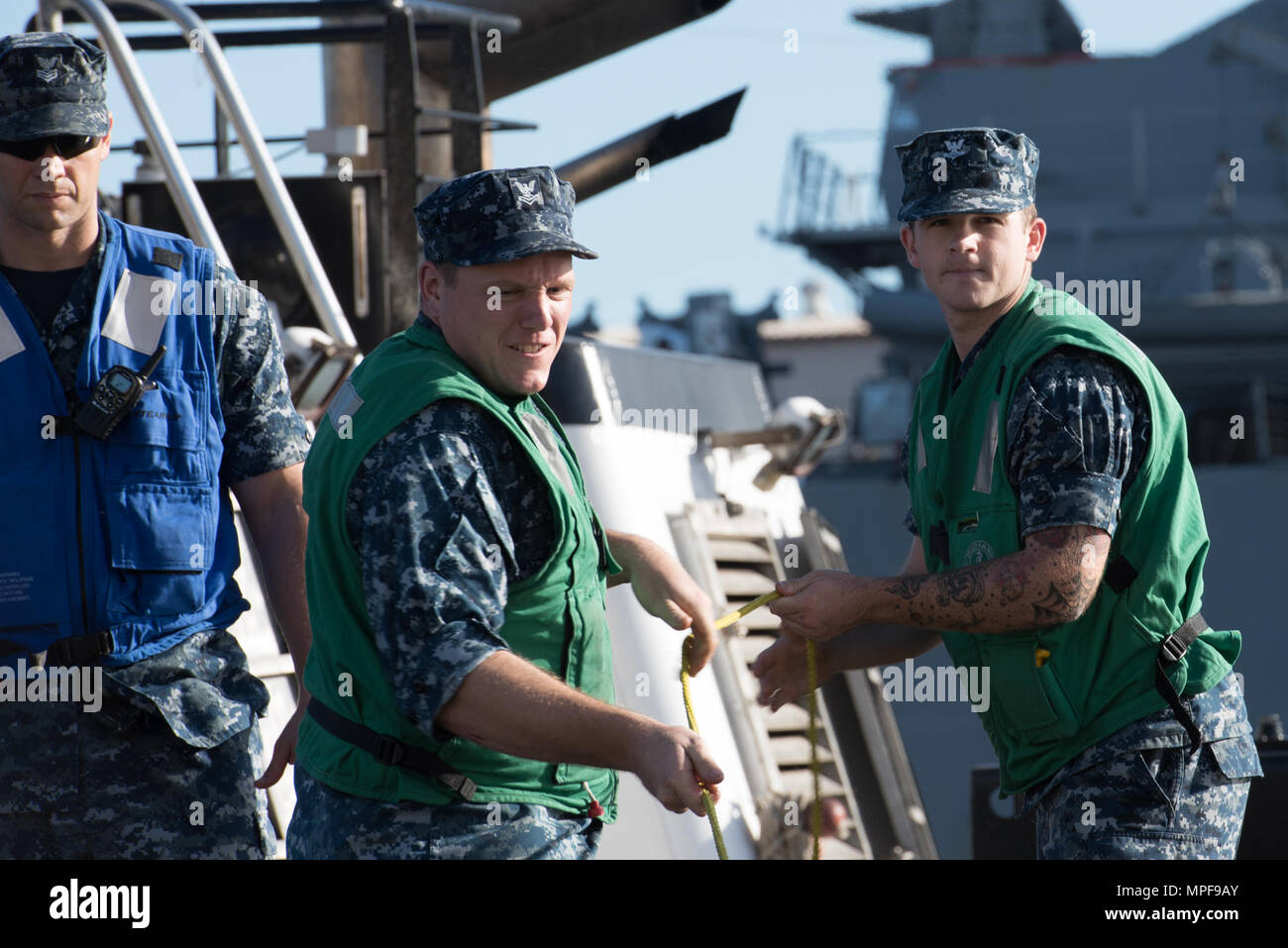 (16 février 2017) membres de l'USS Texas (SSN 775) Ligne poignée qui rentrent au port après des opérations de routine en mer le 16 février 2017. (U.S. Photo par marine Spécialiste de la communication de masse 1ère classe Daniel Hinton) Banque D'Images