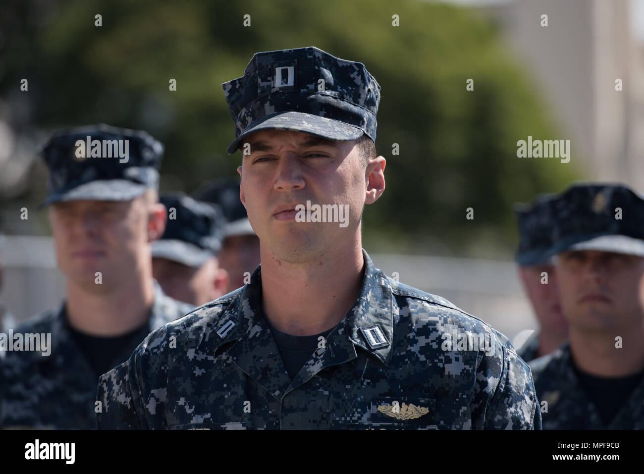 170222-N-KC128-0017 PEARL HARBOR, Hawaï (fév. 22, 2017) est un marin en formation comme le Capitaine Richard Seif, commandant de l'escadre de sous-marins, l'un, présente une mention élogieuse méritoire à l'équipage de la Virginia-classe sous-marin d'attaque rapide USS Texas (SSN 775). (U.S. Photo par marine Spécialiste de la communication de masse 1ère classe Daniel Hinton) Banque D'Images