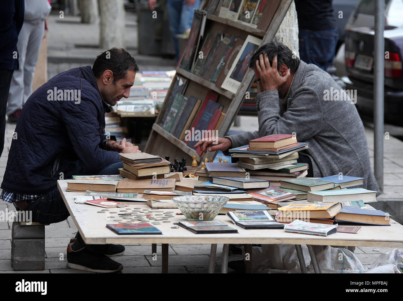 Les hommes jouant aux échecs dans la rue à Tbilissi Banque D'Images