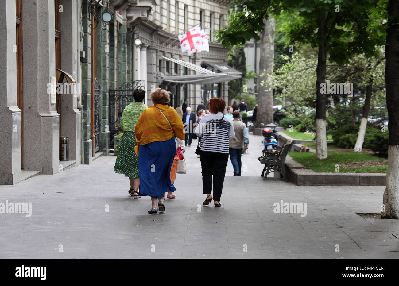 Les touristes à marcher le long Shota Rustaveli Avenue à Tbilissi Banque D'Images