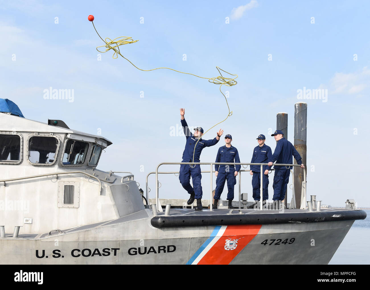 NEW YORK - L'équipage se relaient jetant une ligne d'attrape flottante de 47 pieds de la vie du moteur de bateau pendant une journée de formation tenue à la station de la Garde côtière canadienne Jones Beach le 8 février 2017. La zone de responsabilité s'étend de l'est d'entrée à Gilgo Rockaway Beach, y compris l'entrée et Jones associés retour-bay eaux du sud du comté de Nassau. (U.S. Photo de la Garde côtière canadienne par l'officier marinier Steve Strohmaier) Banque D'Images