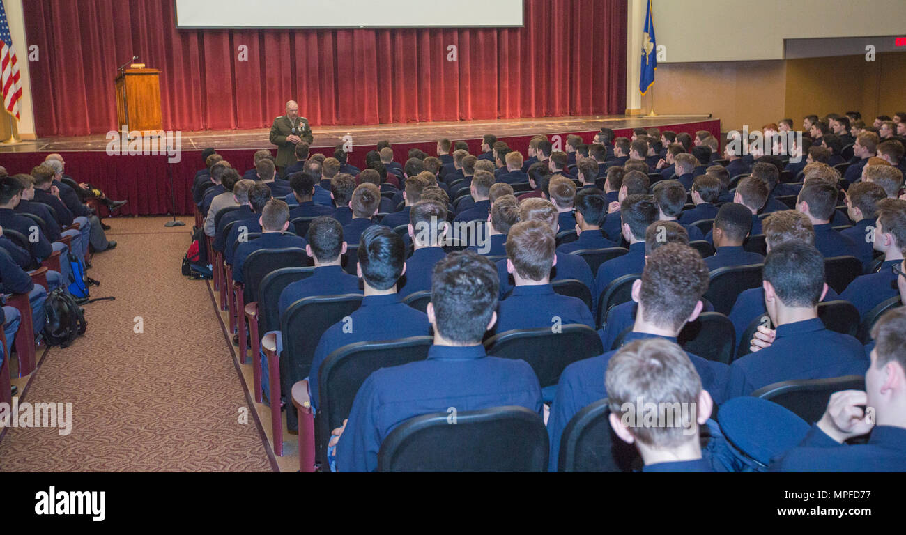 Commandant de la Marine Corps le général Robert B. Neller parle avec des étudiants à l'Culver Academies, Culver, Ind., 24 février 2017. Neller a parlé des attentes de leadership, et répondu aux questions du public. (U.S. Marine Corps photo par le Cpl. Samantha K. Braun) Banque D'Images