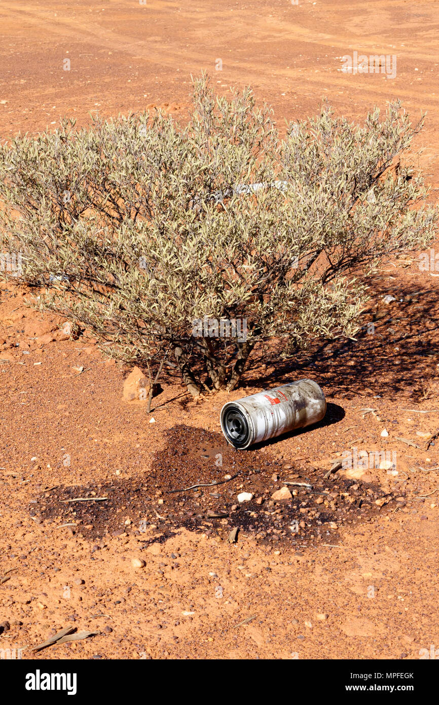 Jeter le filtre à huile du moteur gauche dans l'outback australien, Goldfields, Australie occidentale Banque D'Images