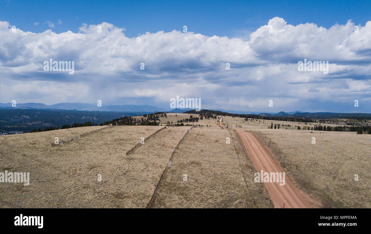 Route de terre au sommet de la montagne Banque D'Images
