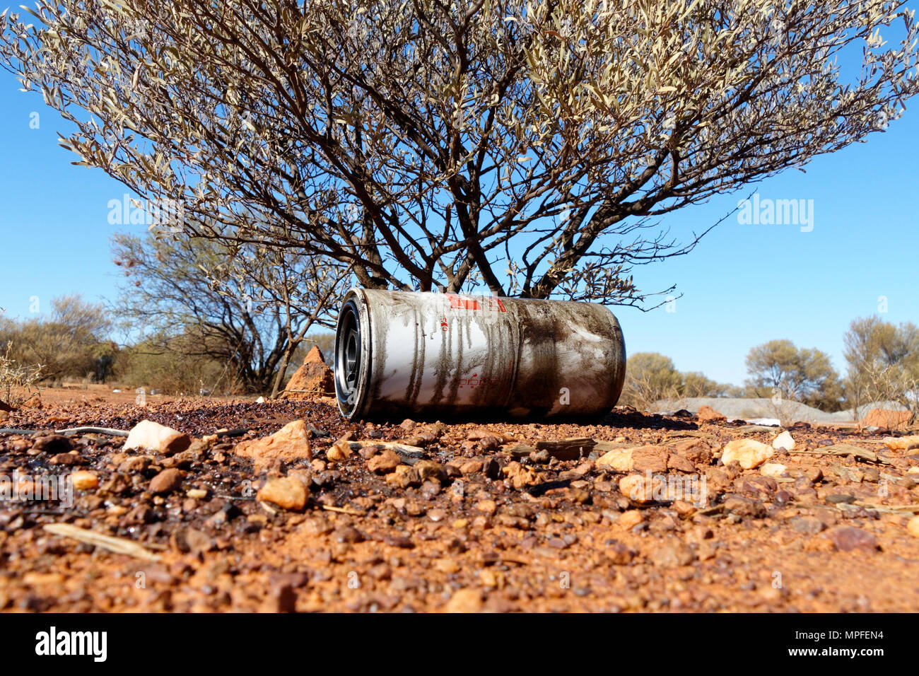 Jeter le filtre à huile du moteur gauche dans l'outback australien, Goldfields, Australie occidentale Banque D'Images