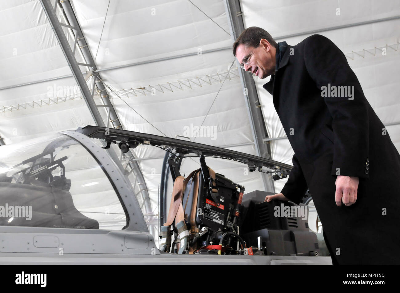 Kaboul, Afghanistan (fév. 22, 2017) - Walter Haßmann, ambassadeur allemand à l'Afghanistan ; Chin Ki-Hoon, Ambassadeur de la République de Corée à l'Afghanistan ; le Major-général Richard Kaiser, Combined Security Transition Command - Afghanistan commandant et d'assistance à la sécurité, l'Administration centrale, soutien ferme sous-chef d'état-major, et CSTC-une commande Sgt. Le Major Daniel Hendrex visité, former, conseiller, aider l'air - Commande, Kaboul, Afghanistan, le 22 février 2017. Le colonel Nick Gismondi, TAAC-Air commandant adjoint et 438th Escadre expéditionnaire de la vice-commandant, ainsi que le Brigadier afghane. Le général Mohammad Shoaib Stanikzai, Afghan Air F Banque D'Images