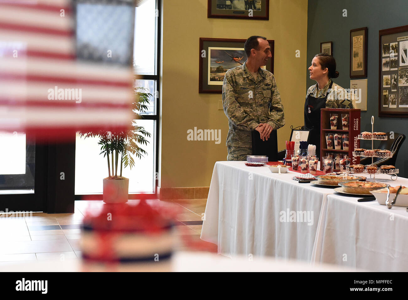U.S. Air Force, le général Scott Zobrist (gauche), 9e de la Force aérienne, des pourparlers avec le sergent-chef. Katie Neeley, 4e Escadron de médecine aérospatiale, surintendant à Seymour Johnson Air Force Base, N.C., le 15 février 2017. Neeley et d'autres membres de la rendre meilleure club culinaire ont présenté leurs talents culinaires en préparant le petit déjeuner pour Zobrist et environ 20 autres dirigeants de l'aile et leurs conjoints au cours de sa visite. (U.S. Air Force photo par un membre de la 1re classe Kenneth Boyton) Banque D'Images