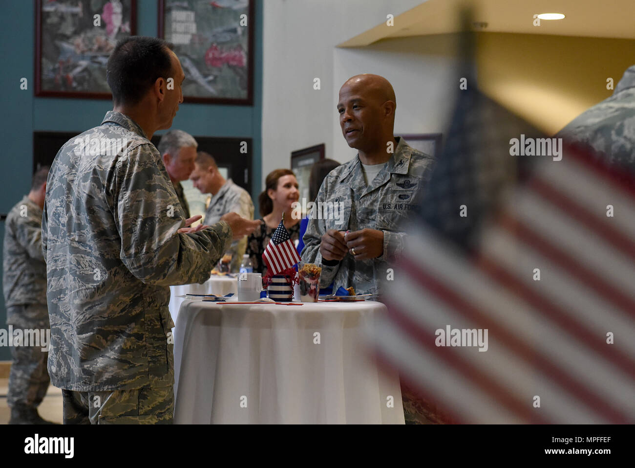 U.S. Air Force, le général Scott Zobrist (à gauche), commandant de la 9e Air Force, parle avec le Colonel Eric Jenkins, 916e Ravitaillement en vol commandant de l'Escadre à Seymour Johnson Air Force Base, N.C., le 15 février 2017. Zobrist a rencontré plusieurs membres de l'équipe Seymour lors de sa visite à la base. (U.S. Air Force photo par un membre de la 1re classe Kenneth Boyton) Banque D'Images