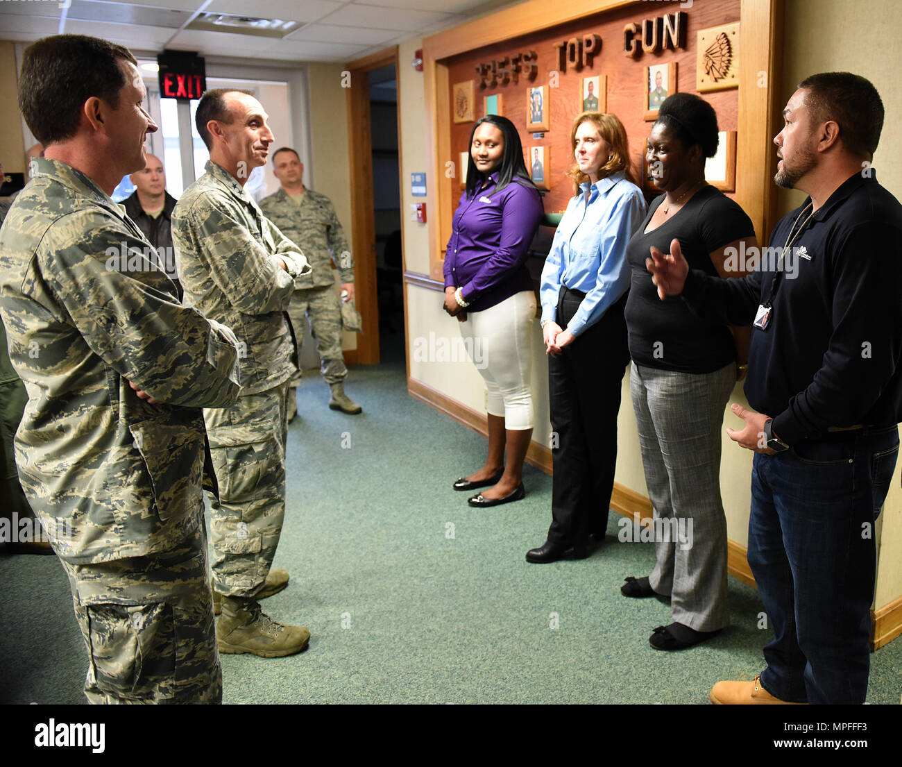 U.S. Air Force Le Colonel Christopher Sage (à gauche), commandant de la 4e Escadre de chasse, et le général Scott Zobrist, 9e commandant de l'Armée de l'air, parler avec des entrepreneurs au cours d'une visite de base à Seymour Johnson Air Force Base, N.C., le 15 février 2017. Zobrist a déclaré que les employés contractuels sont essentiels pour aider la mission de la Force aérienne se déroule bien. (U.S. Air Force photo par un membre de la 1re classe Kenneth Boyton) Banque D'Images