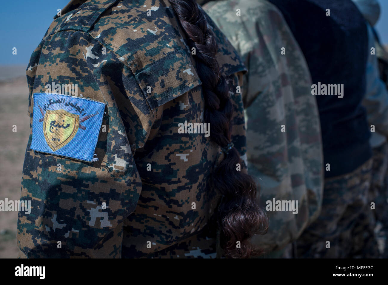 Manbij féminine locale Conseil militaire Formation au tir les stagiaires apprennent le 21 février 2017, au centre de formation de Sanaa, dans le nord-ouest de la Syrie. La tache bleue est le logo de la MMC qui protège Manbij. La MMC est une force multiethnique qui inclut des Kurdes, Arabes, Chrétiens, les Turkmènes, les Yézidis et les autres. C'est le premier cycle d'études supérieures et les femmes à rejoindre les MMC. Le cours est administré par la Force d'opérations spéciales - Fonctionnement résoudre inhérent aux formateurs. (U.S. Army photo par le Sgt. Mark Burrell) Banque D'Images