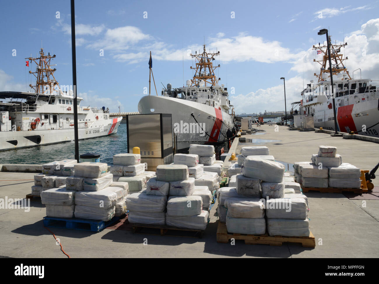 La Garde côtière a déchargé le 27 février 2017 environ 4,2 tonnes de cocaïne saisie, d'une valeur approximative de 125 millions de dollars en gros, le secteur de la Garde côtière à San Juan. L'équipage de la garde-côte de Joseph Napier saisi les et appréhendé quatre passeurs guyanaise suite à l'interdiction du bateau de pêche de 70 pieds, Dame Michelle, dans les eaux internationales au nord de Paramaribo, Suriname 16 Février, 2017. Banque D'Images