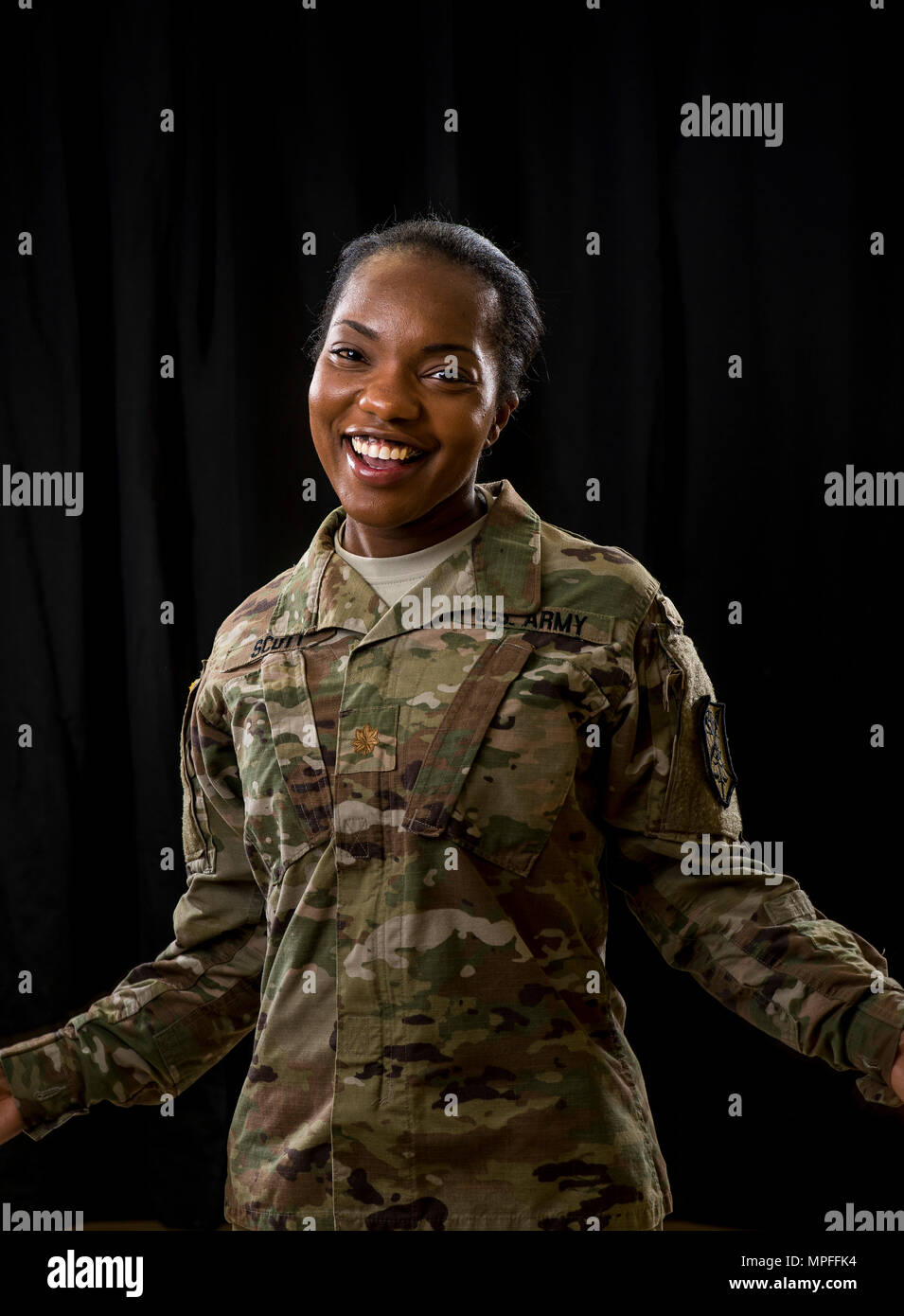 "Un service dans l'armée de réserve comme African American female me fournit l'occasion de motiver les futures générations de femmes de la minorité que le ciel est la limite. Ne jamais laisser quelqu'un mettre des limites sur votre capacité en fonction de votre race ou le sexe", a déclaré le Major Scott Trentonia de contremaître, Arizona, avec le 200e commande de la Police militaire à Fort Meade, Maryland. (U.S. Réserve de l'armée photo par le Sgt. Elizabeth Taylor) Banque D'Images