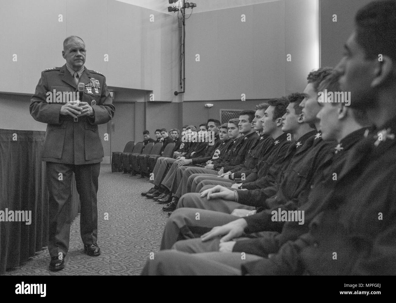 Commandant de la Marine Corps le général Robert B. Neller parle avec des étudiants à l'Culver Academies, Culver, Ind., 24 février 2017. Neller a parlé des attentes de leadership, et répondu aux questions du public. (U.S. Marine Corps photo par le Cpl. Samantha K. Braun) Banque D'Images