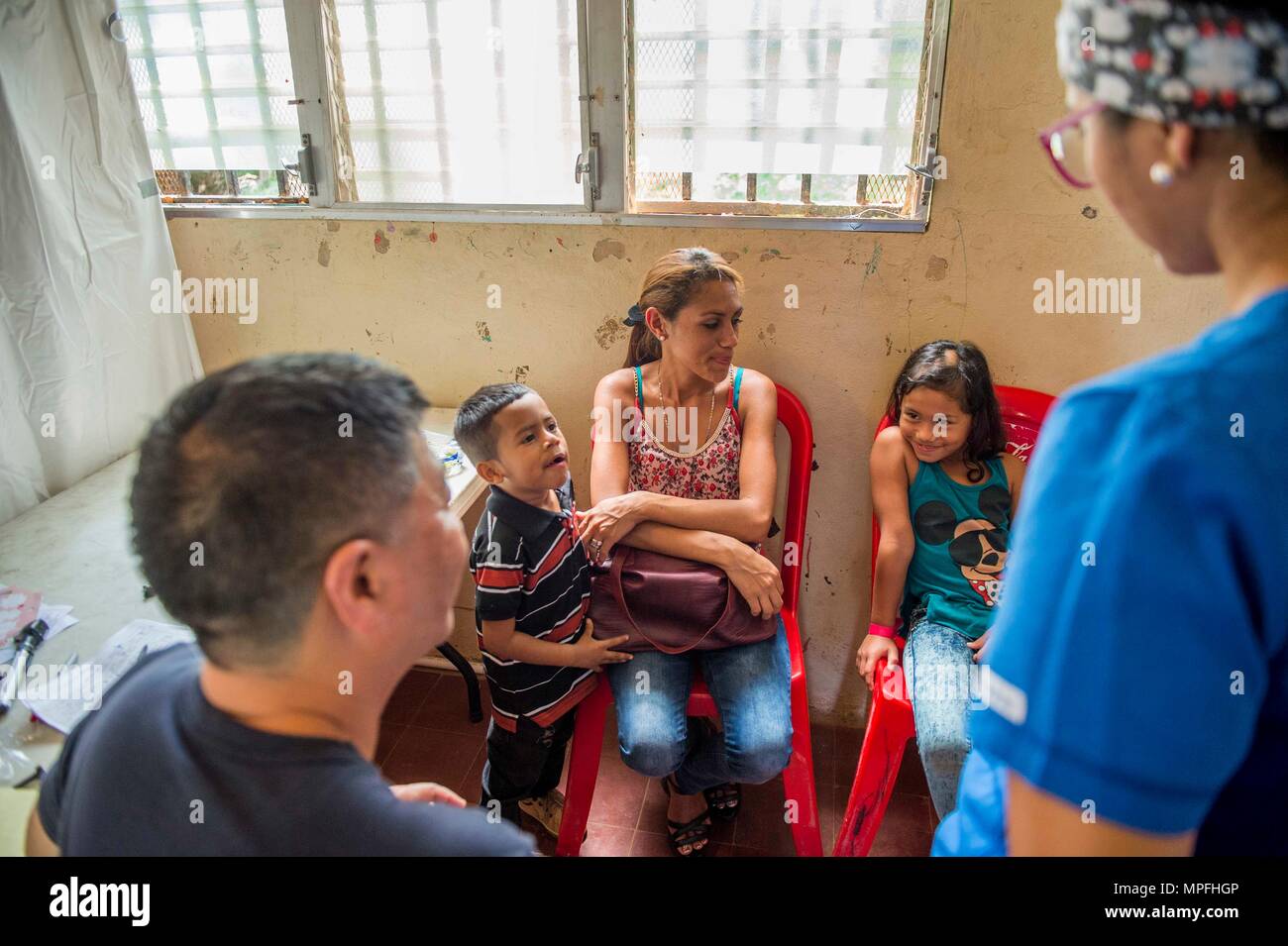 170225-N-YL073-448 TRUJILLO, Honduras (fév. 24, 2017) - Le Cmdr. John Woo, originaire de Kamakura, Japon, affecté à l'hôpital naval Jacksonville, en Floride, effectue une évaluation psychiatrique d'un patient de la nation hôte à poursuivre l' 2017promesse (CP-17) site médical à l'appui de la CP-17 visite à Trujillo, au Honduras. CP-17 est un U.S. Southern Command-parrainé et U.S. Naval Forces Southern Command/U.S. 4ème flotte-déploiement effectué pour mener des opérations civiles et militaires y compris l'aide humanitaire, les missions de formation et de soins médicaux, dentaires et vétérinaires, de l'assistance dans un effort pour montrer un soutien américain Banque D'Images