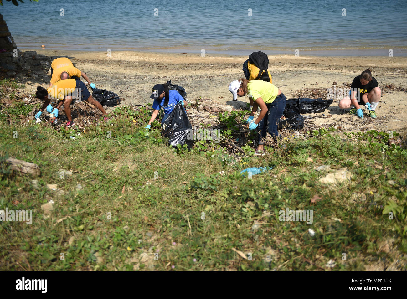 170226-N-YL073-728 TRUJILLO, Honduras (fév. 26, 2017) - les membres du Service, les représentants des autorités locales du pays hôte et les bénévoles participent à un nettoyage des plages à l'appui de la promesse continue 2017's (CP-17) visite à Trujillo, au Honduras. CP-17 est un U.S. Southern Command-parrainé et U.S. Naval Forces Southern Command/U.S. 4ème flotte-déploiement effectué pour mener des opérations civiles et militaires y compris l'aide humanitaire, les missions de formation et de soins médicaux, dentaires et vétérinaires, de l'assistance dans un effort pour montrer le soutien des États-Unis et de l'engagement de l'Amérique centrale et du Sud. (U.S. Photo de la marine en masse Comm Banque D'Images