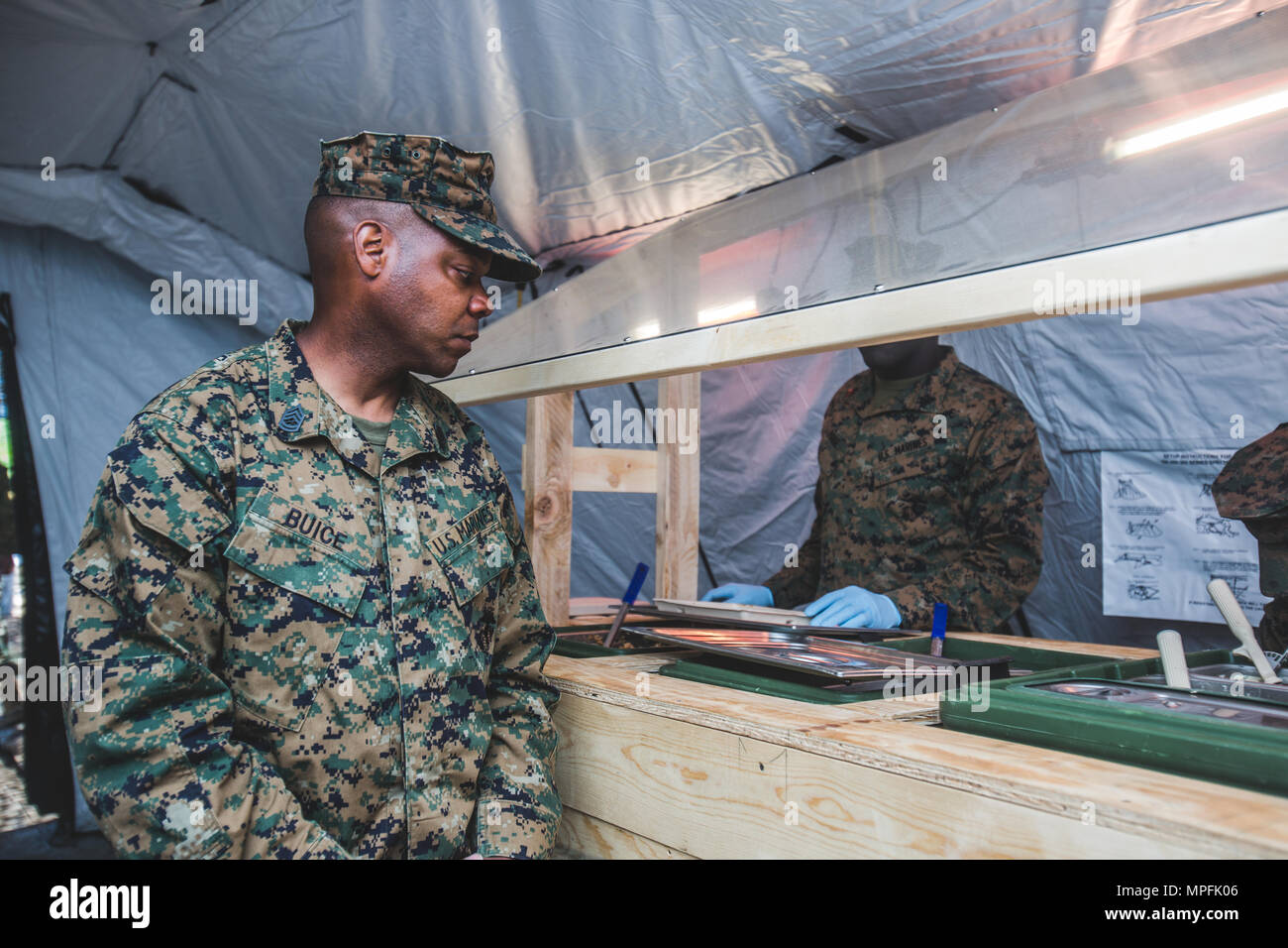 1er Groupe Logistique Maritime, Régiment de l'Administration centrale, Service alimentaire U.S. Marine Société GySgt Horace Buice inspecte les marines de l'entreprise de service alimentaire tout en participant au major-général William Pendleton Thompson Hill Award concours sur Camp Pendleton, en Californie le 6 mars 2017. Trois unités de la côte Est à inclure, Marine Logistics Group, et concurrence siège maritime pour voir qui est la plus compétente et efficace dans un domaine de la restauration de l'environnement. (U.S. Marine Corps photo par le Sgt. Conner Robbins) Banque D'Images