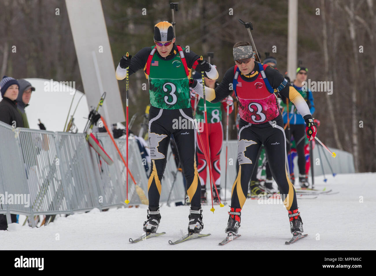 Le Lieutenant-colonel de l'armée américaine Paul Peterson, Minnesota National Guard, tags dans le Sgt. 1re classe Frank Gangi durant la course de relais au Camp d'Ethan Allen Site de formation, Jericho, Vermont, le 7 mars 2017. Environ 120 athlètes de 23 pays différents participent à la Chef du Bureau de la Garde nationale 2017 Championnat de biathlon. (U.S. Photo de la Garde nationale par la CPS. Avery Cunningham) Banque D'Images