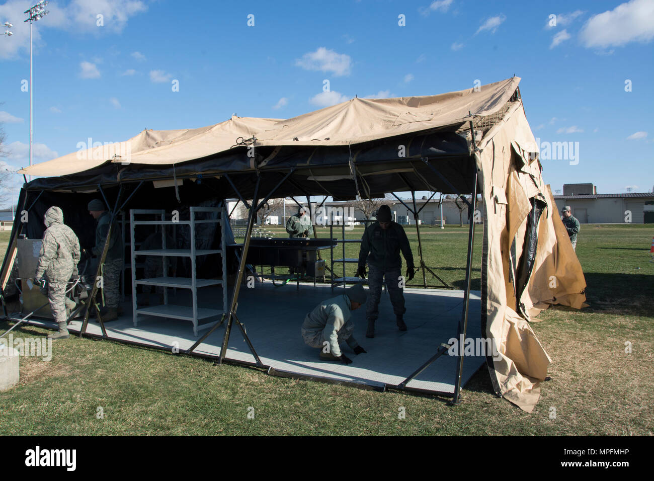 Service alimentaire de l'aviateurs 512th Escadron Affaires Memorial fixer une tente alors que la concurrence pour 2017 John L. Hennessy Award à Dover Air Force Base, Del., 3 mars 2017. Le Hennessy Prix reconnaît l'excellence dans les services de restauration sur plusieurs branches militaires. (U.S. Air Force photo / Renee M. Jackson) Banque D'Images