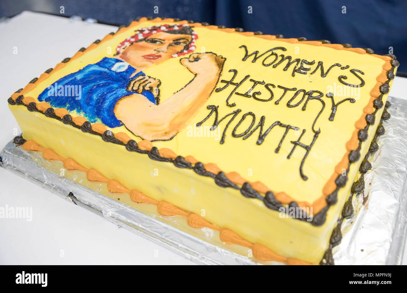 N Sa173 040 Newport News Virginie 3 Mars 17 Un Special A Riveter Rosie Le Gateau A Ete Cree Par La Boulangerie A Bord Du Uss Abraham Lincoln Cvn 72 Pour La Celebration Du