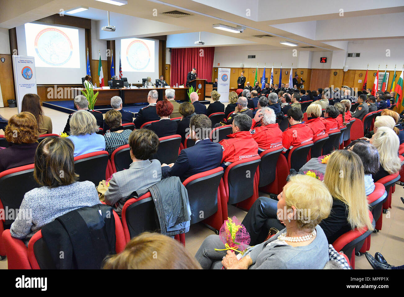 Le brig. Le général Giovanni Pietro Barbano , centre d'excellence pour les unités de police de stabilité (COESPU) directeur, adresses participants de la cérémonie d'ouverture de la 5e "genre de protection dans les opérations de maintien de la paix" à l'CoESPU à Vicenza, Italie, 8 mars 2017. L'événement a rassemblé des chefs militaires et civils de la communauté locale et a offert l'occasion de célébrer la Journée internationale de la femme. (U.S. Photo de l'armée par Visual Spécialiste de l'information Paolo Bovo/libérés) Banque D'Images