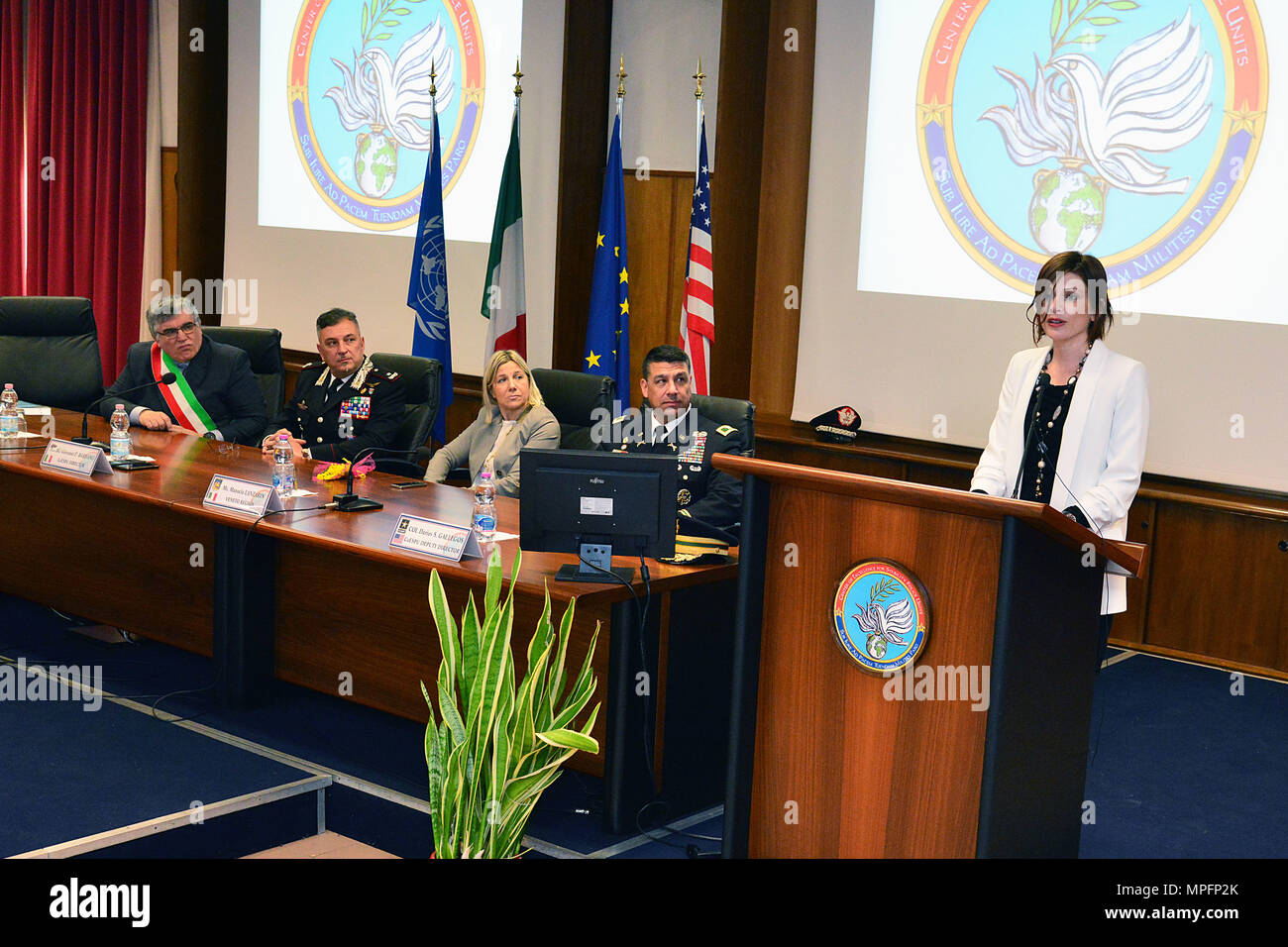 Le Dr Irene Fellin, Consultant Genre International Affairs Institute Roma, Italie, les adresses des participants à la cérémonie d'ouverture de la 5e "genre de protection dans les opérations de paix," cours au Centre d'excellence pour les unités de police de stabilité (COESPU) à Vicenza, Italie, 8 mars 2017. L'événement a rassemblé des chefs militaires et civils de la communauté locale et a offert l'occasion de célébrer la Journée internationale de la femme. (U.S. Photo de l'armée par Visual Spécialiste de l'information Paolo Bovo/libérés) Banque D'Images