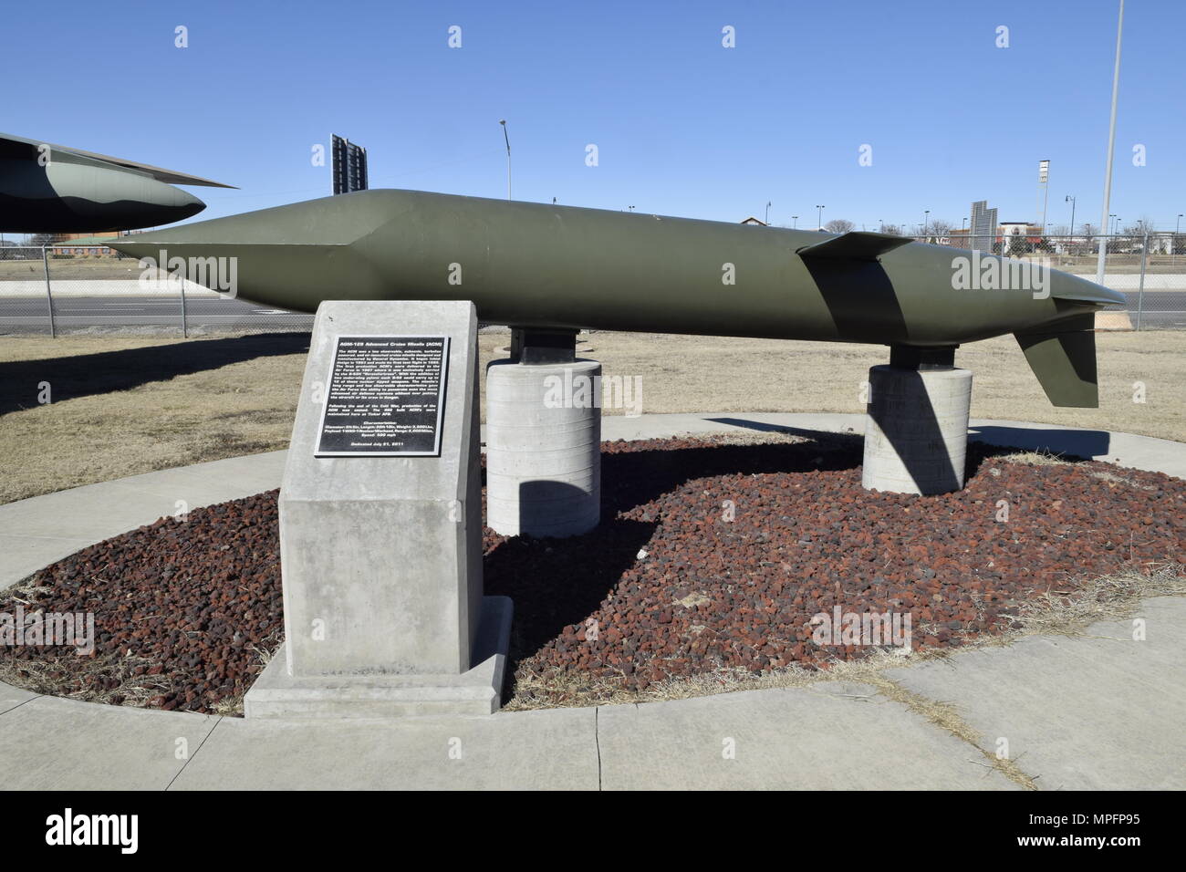 Le 16 février 2017, un missile de croisière avancé General Dynamics AGM-129 a été exposé au Charles B. Hall Memorial Air Park, Tinker Air Force base, Oklahoma, avec des ailes étendues pour simuler le vol. L'AGM-129, un missile de croisière furtif à longue portée, nucléaire, illustre le rôle de la base dans la maintenance des armes stratégiques, le stockage des composants des missiles et l'éducation du public sur les technologies aérospatiales avancées et les capacités de la Force aérienne. Banque D'Images