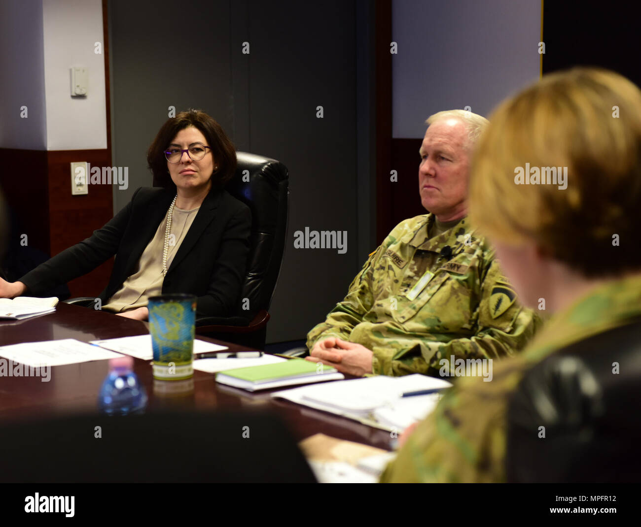 Vice-président du Parlement de l'Ukraine, Oksana Syroyid, a reçu un exposé de droit militaire du colonel Gail Curley, le personnel juge-avocat pour l'Europe de l'armée américaine, le 9 mars 2017. L'événement de deux jours axé sur la prestation de l'Europe de l'Armée américaine sur la surveillance civile de l'armée ainsi que des militaires actuels et futurs de la formation et des exercices en Ukraine. Banque D'Images