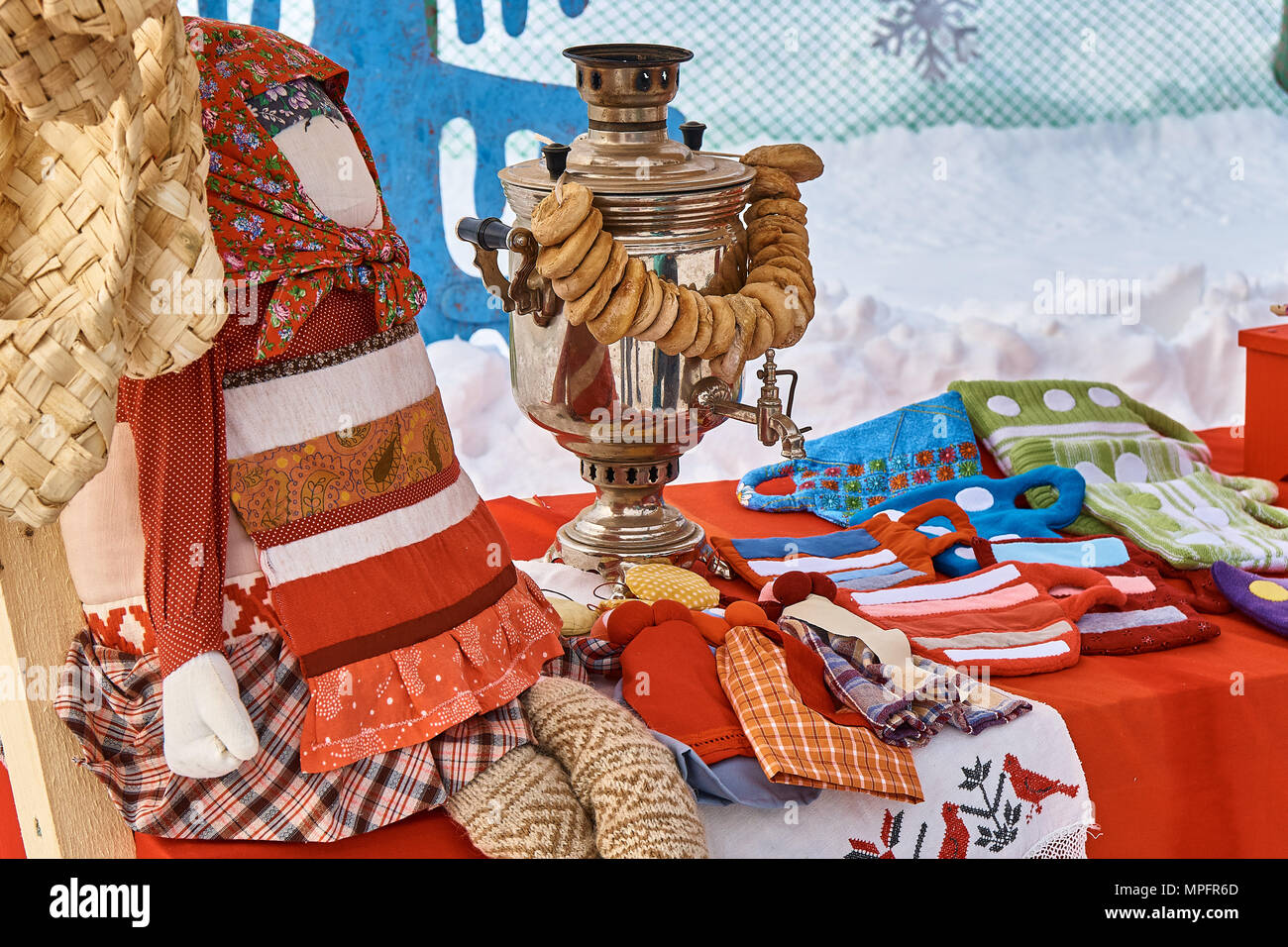 Samovar avec bagels placés près des décorations russes traditionnelles sur la table pendant la foire le jour d'hiver Banque D'Images