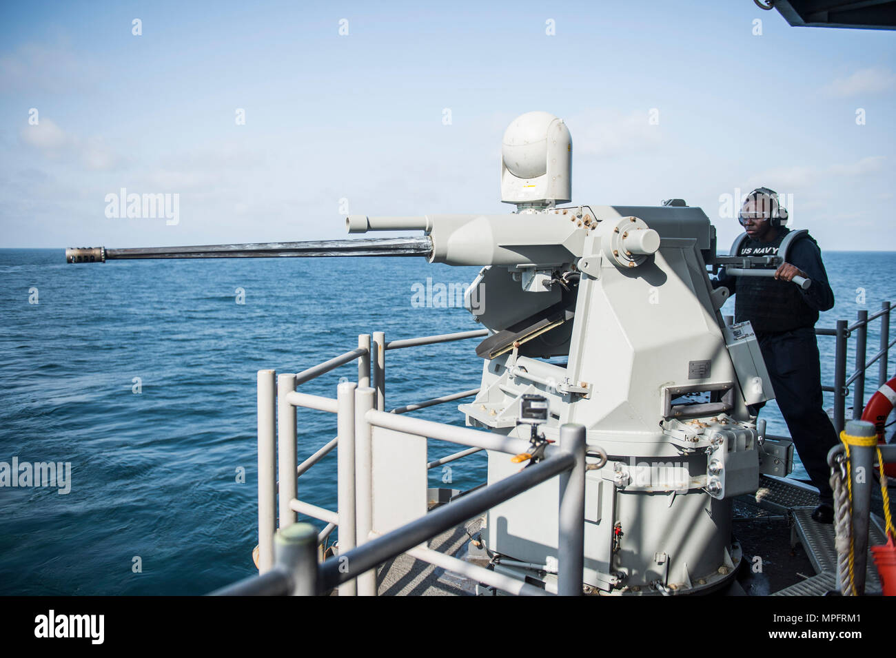 U.S. 5ÈME ZONE DES OPÉRATIONS DE LA FLOTTE (7 mars 2017) Mate du canonnier matelot Waverly McFarlane, d'Ocala, Floride, se prépare à un feu Mark 3825 mm machine gun lors d'un entraînement aux armes à bord du navire d'assaut amphibie USS Makin Island (DG 8). Makin Island est déployée dans la zone 5e flotte américaine des opérations à l'appui d'opérations de sécurité maritime visant à rassurer les alliés et les partenaires, et de préserver la liberté de navigation et la libre circulation du commerce dans la région. (U.S. Photo par marine Spécialiste de la communication de masse 3 Classe Devin M. Langer) Banque D'Images