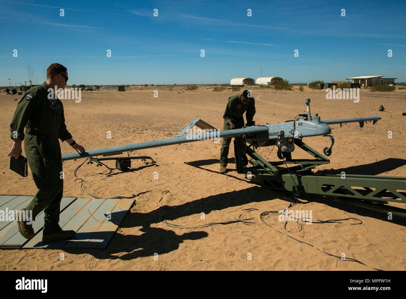 Les Marines américains avec l'Escadrille de véhicules aériens télépilotés Marine (1) faire la VMU-1 les derniers préparatifs pour le dernier lancement de la RQ-7B 'Shadow' 9 Mars 2017 au Complexe de défense aérienne Cannon au Marine Corps Air Station Yuma (Arizona) VMU-1 sera le remplacement de la RQ-7B 'Shadow' avec le RQ-21 'Blackjack', un drone plus capables qui utilise moins d'espace de lancement que son prédécesseur. (U.S. Marine Corps photo par Lance Cpl. Isaac Martinez/libérés) Banque D'Images